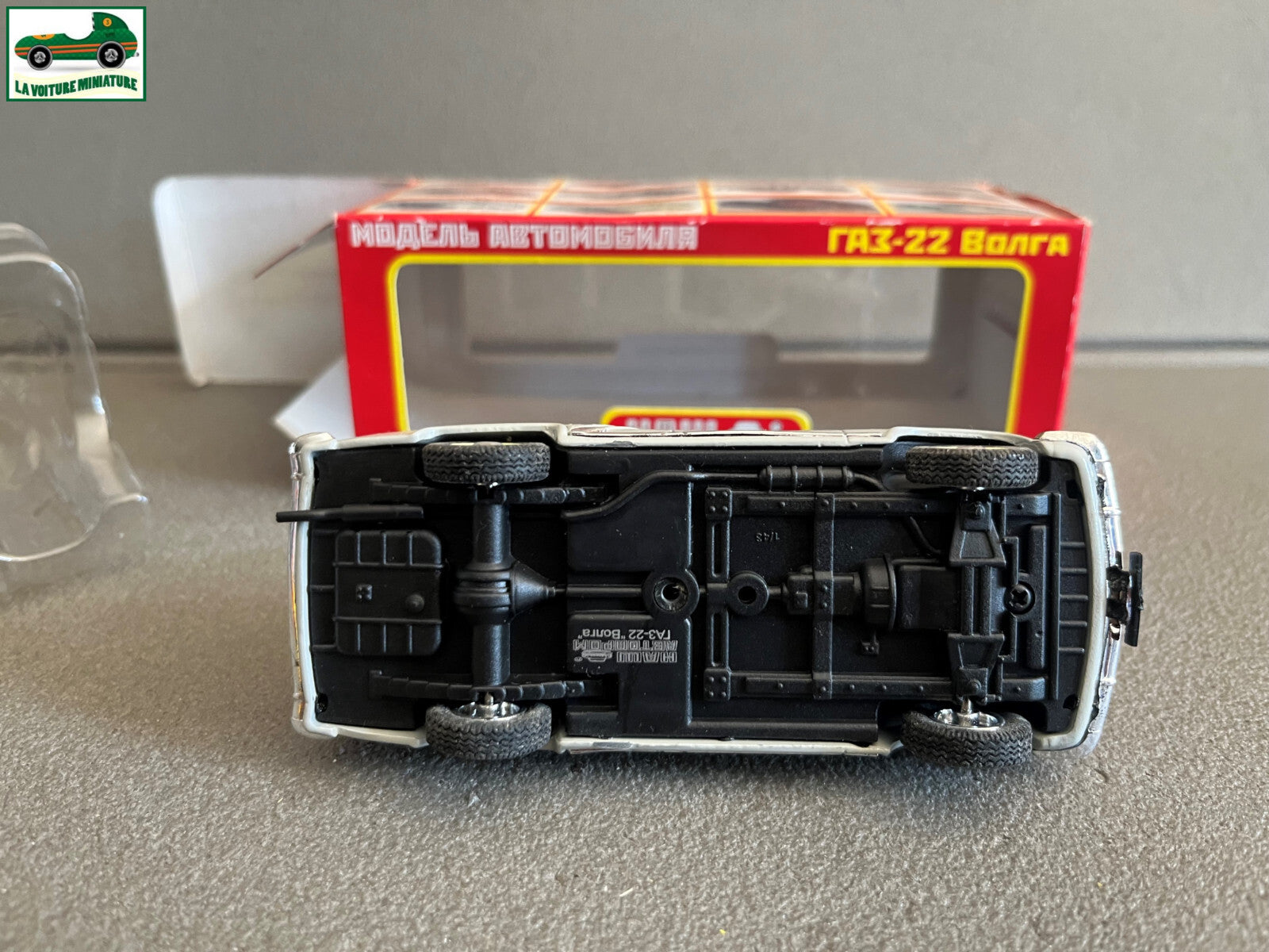 Voiture miniature GAZ M22 Volga grise Nash Avtoprom Russe EST au 1/43 Défauts