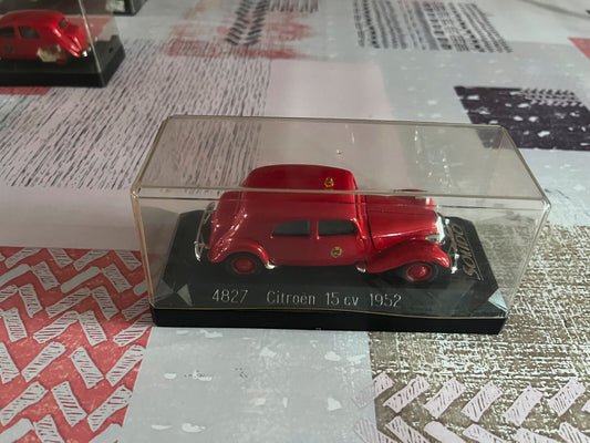 Voiture miniature Traction 4827 Citroen 15 CV 1952 Pompiers Solido au 1/43