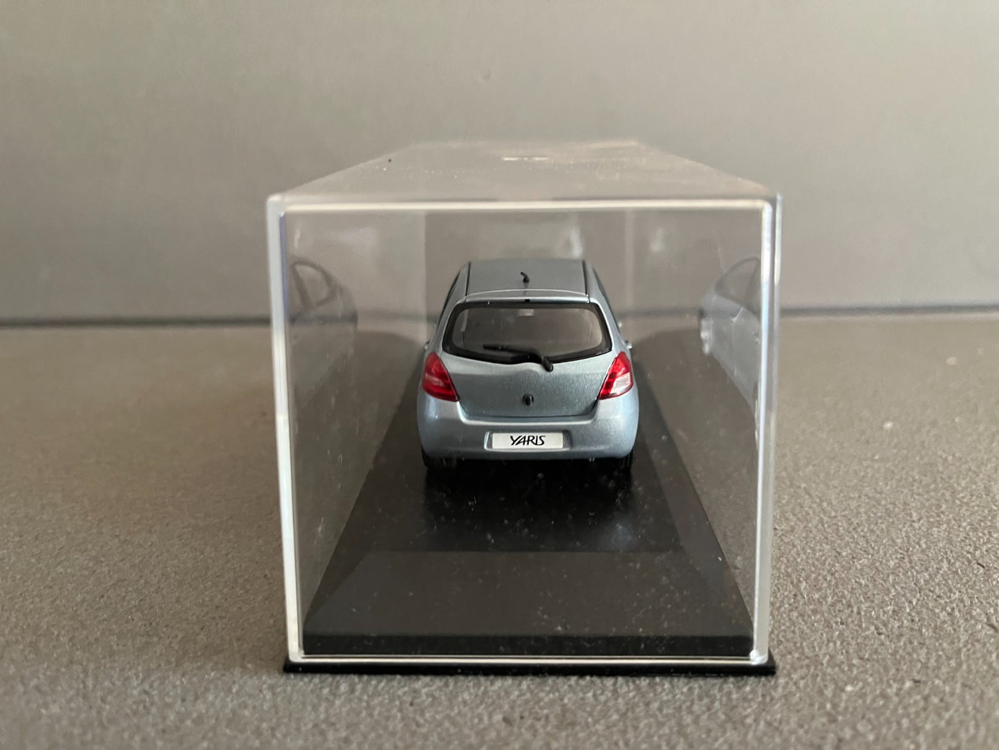 Voiture Miniature Toyota Yaris Minichamps au 1/43 Défauts