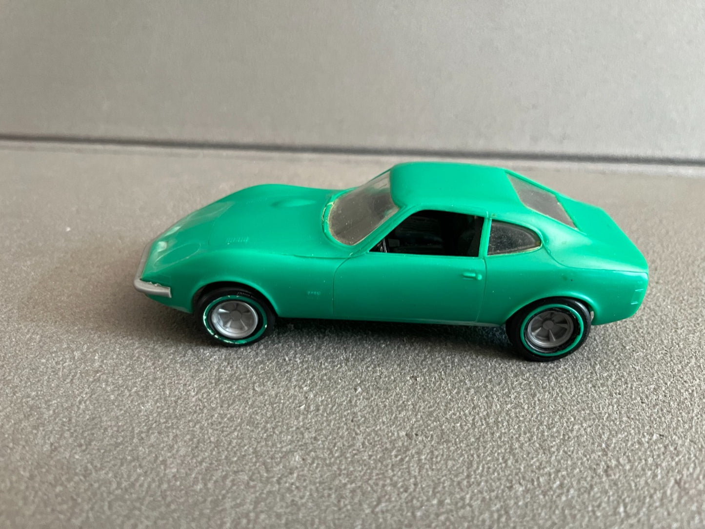 Voiture Miniature Kit plastique monté Opel GT Revell 1/32
