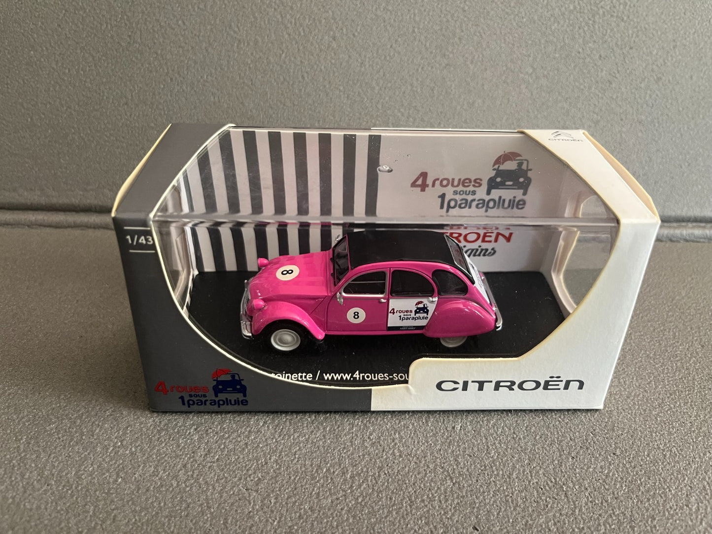 Voiture miniature Citroen 2CV 6 Rose 4 Roues Sous un Parapluie N°8 Eligor 1/43