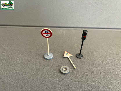 Voiture Miniature Lot de 3 Panneaux Feux Signalisation ancien dont Dinky Toys