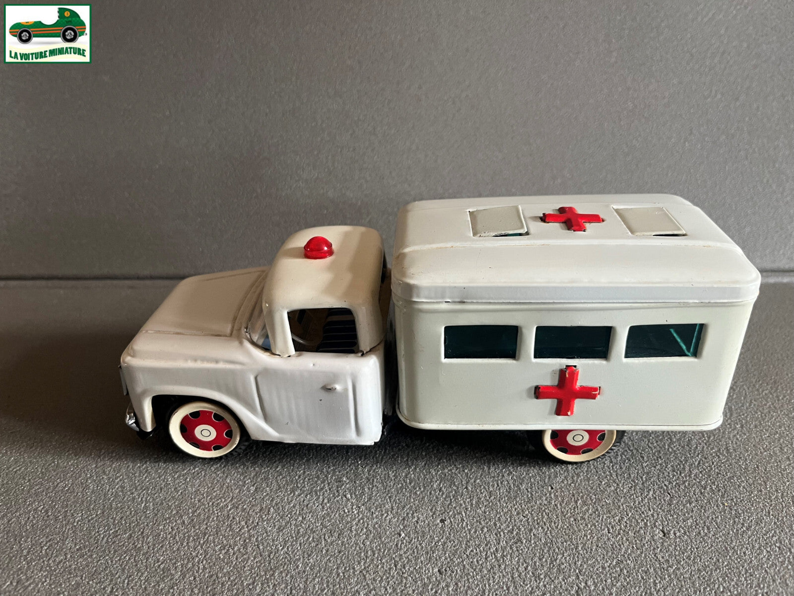Ancien Jouet Voiture MF716 Ambulance Made in China Tole Metal à Friction
