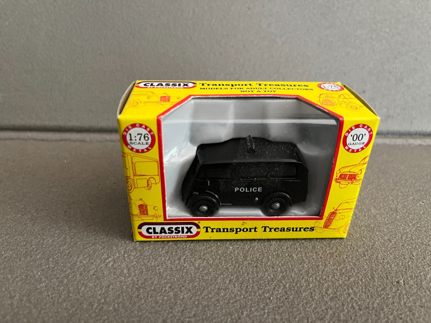 Voiture Miniature Fourgon Austin 101 Estate Police Classix au 1/76
