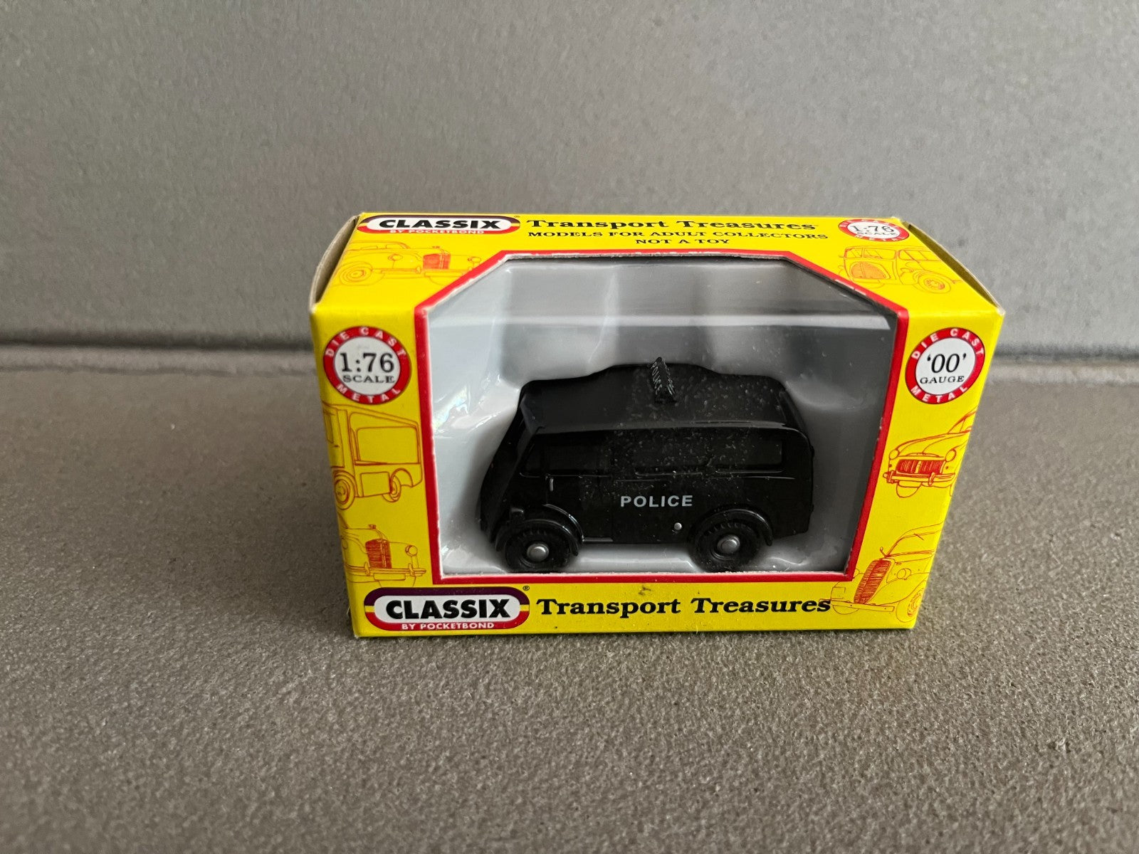 Voiture Miniature Fourgon Austin 101 Estate Police Classix au 1/76