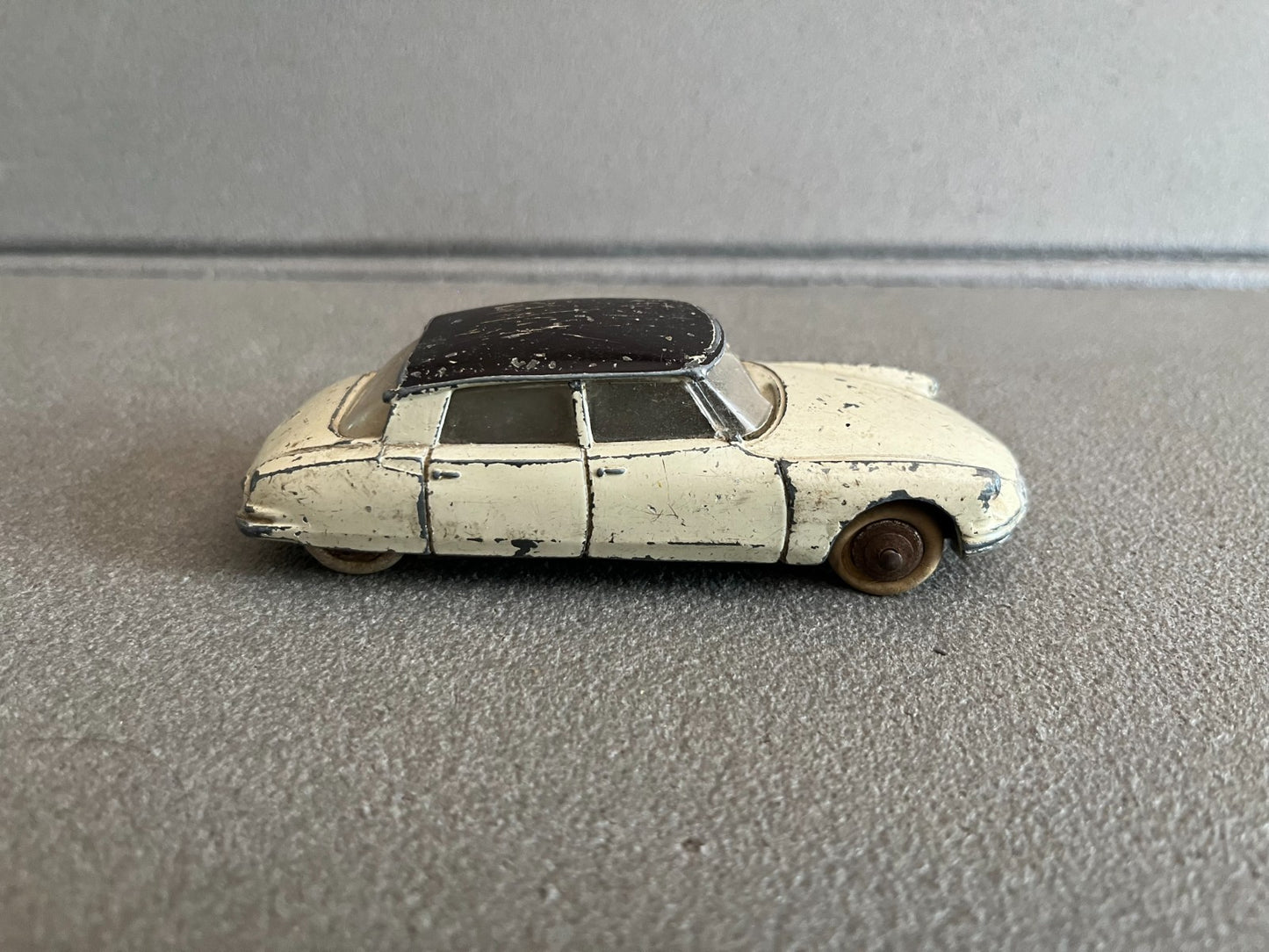 Ancienne Miniature Voiture Citroen DS 19 Dinky Toys Meccano France Epave