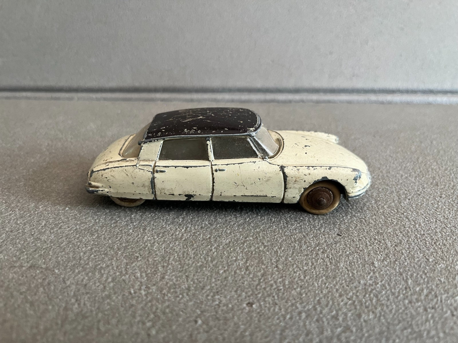 Ancienne Miniature Voiture Citroen DS 19 Dinky Toys Meccano France Epave
