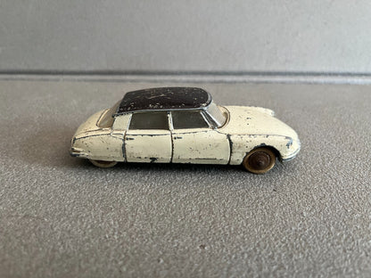 Ancienne Miniature Voiture Citroen DS 19 Dinky Toys Meccano France Epave