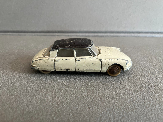 Ancienne Miniature Voiture Citroen DS 19 Dinky Toys Meccano France Epave