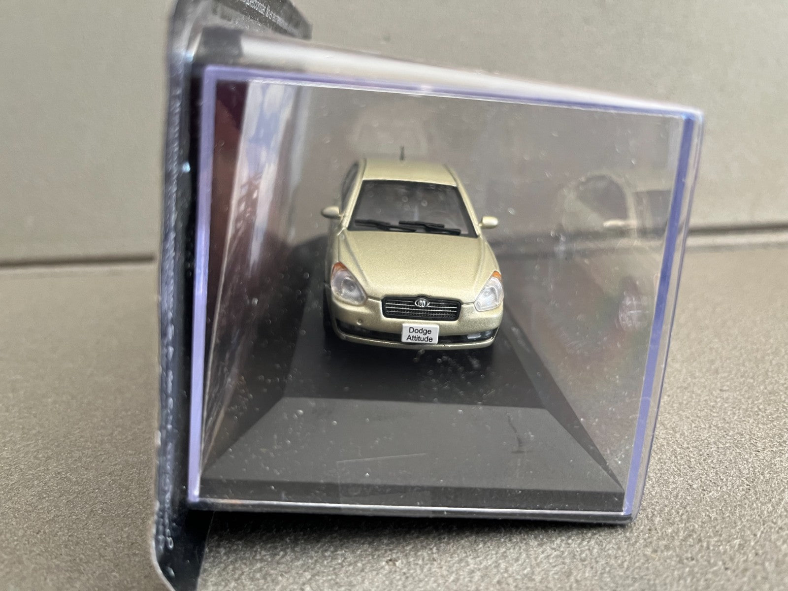 Voiture Miniature Dodge Attitude 2008 au 1/43