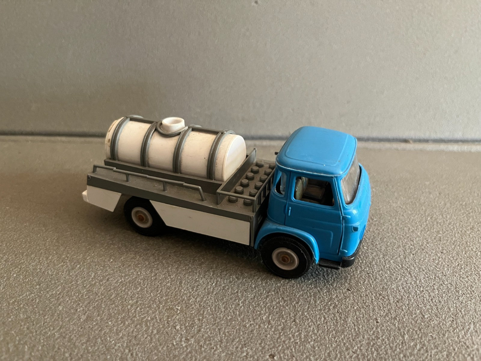 Ancienne Voiture Miniature Plastique Saviem SM 5C Transport Lait Norev au 1/43