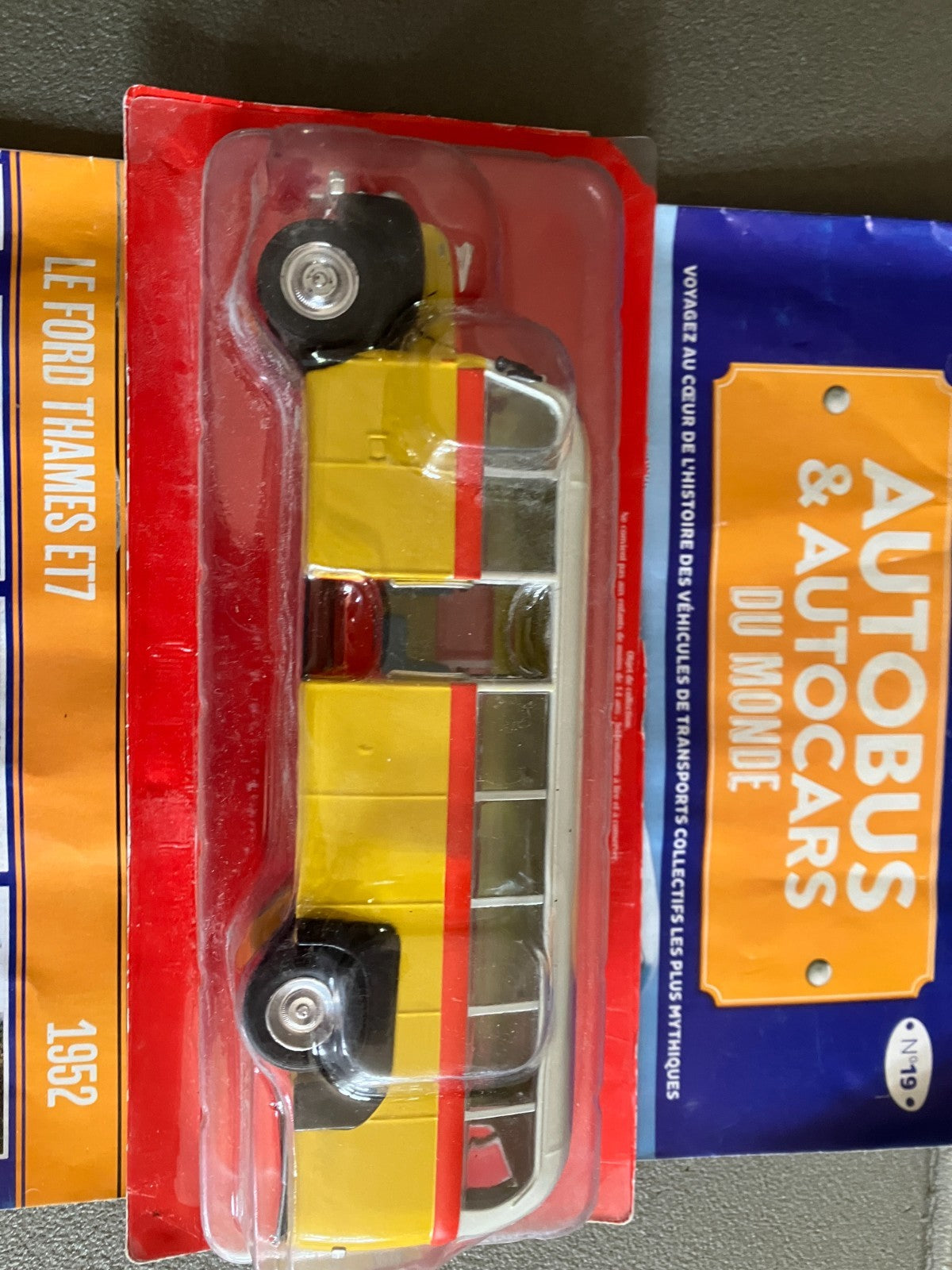 Voiture miniature Ford Thames ET7 1952 1/43 Autobus Autocars du Monde