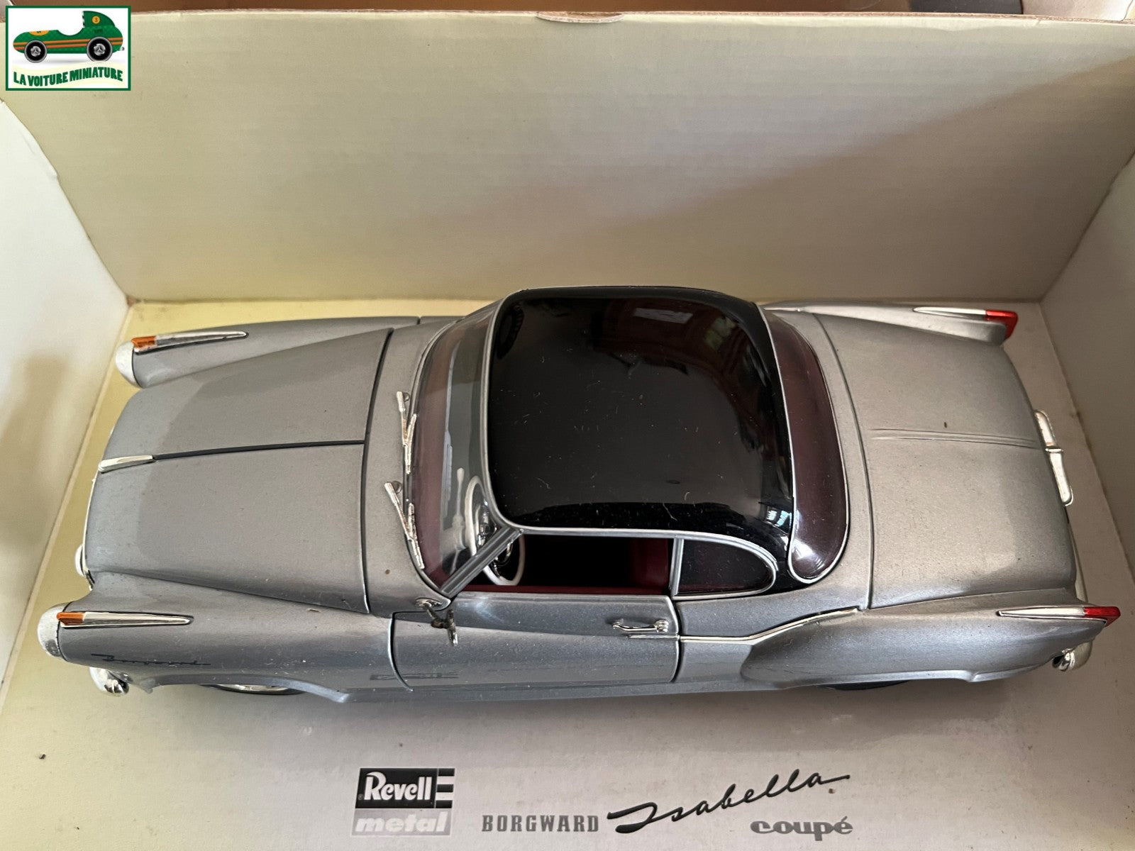 Voiture miniature Borgward Isabella Coupé Revell au 1/18