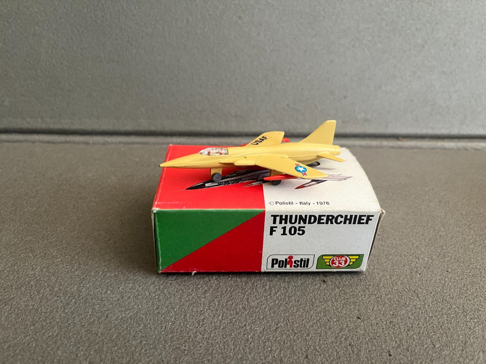 Ancien Avion miniature Militaire Thunderchief F 105 Club 33 Polistil 1976