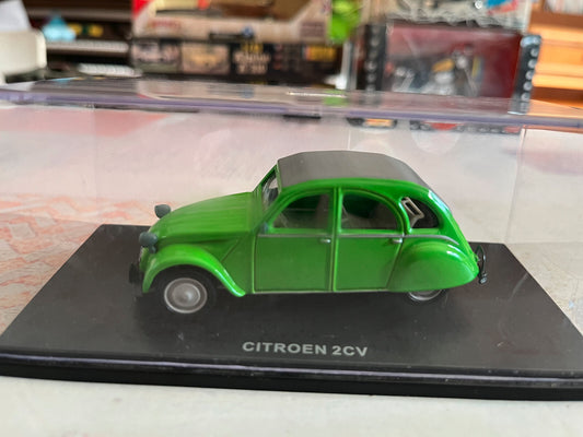 Voiture Miniature Citroen 2CV Verte Universal Hobbies 1/43