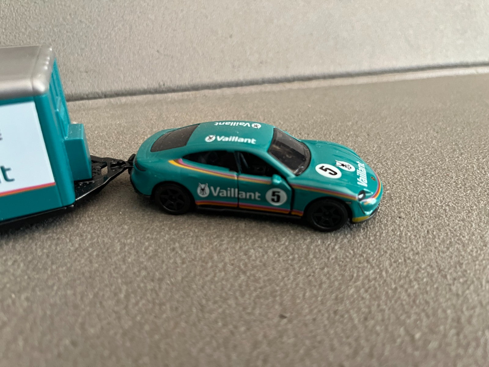 Voiture miniature Porsche Taycan + Remorque Vaillant Majorette au 1/63