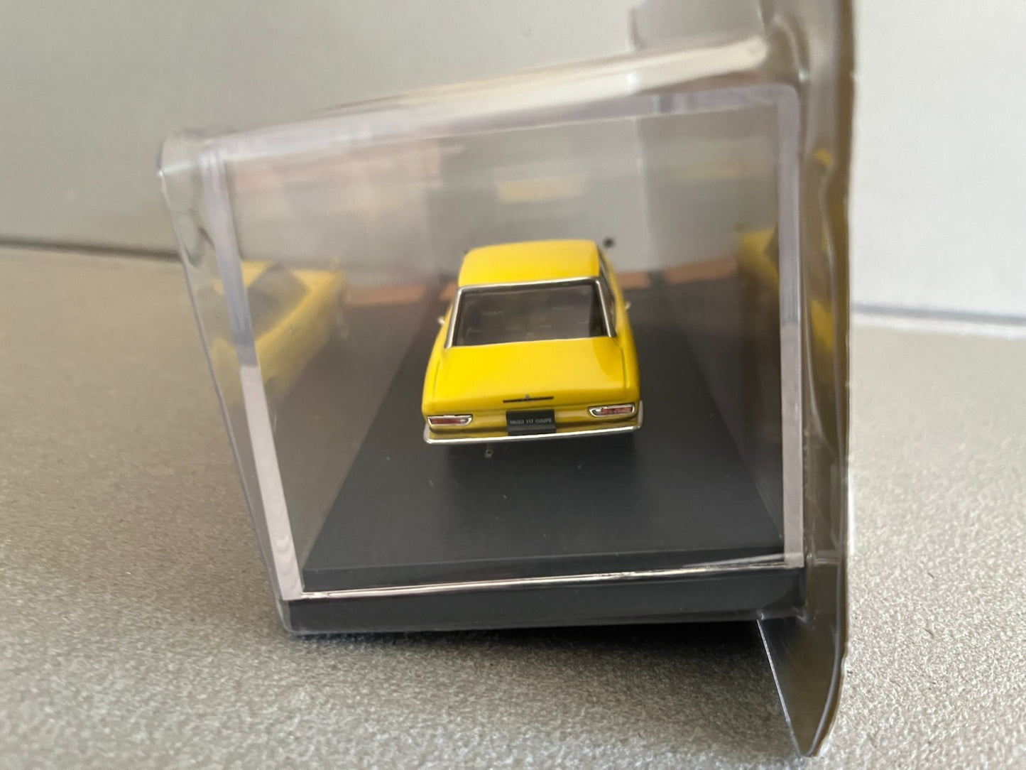 Voiture miniature Collection Isuzu 117 Coupé 1968 Hachette Japon 1/43