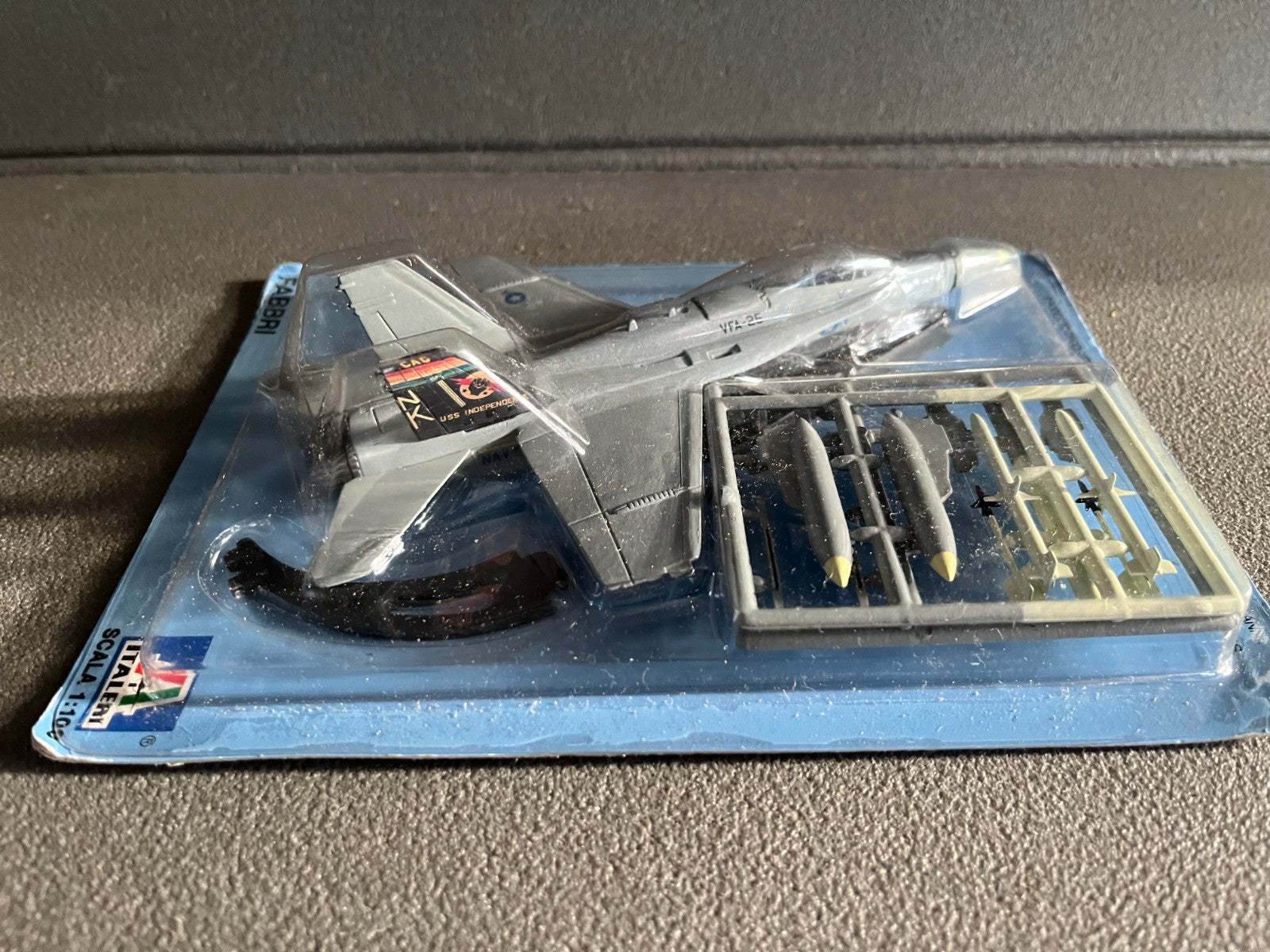 Avion miniature Militaire F/A-18 Hornet Fabbri Italeri 1/100