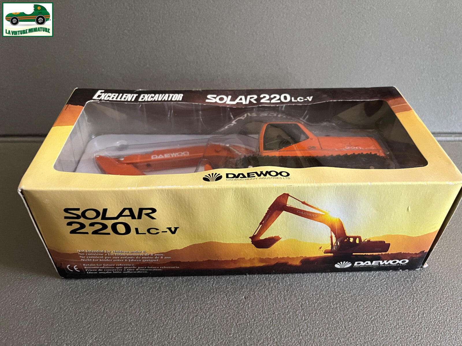 Miniature Véhicule de chantier Excavateur Daewoo Solar 220 LC-V au 1/40