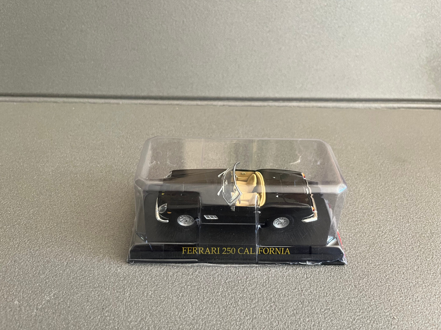 Voiture miniature Collection Ferrari 250 California Ixo Fabbri 1/43