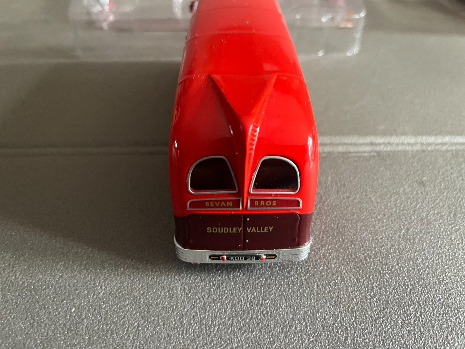 Voiture miniature AEC Regal III Dorsal Fin 1/43 Autobus Autocars du Monde