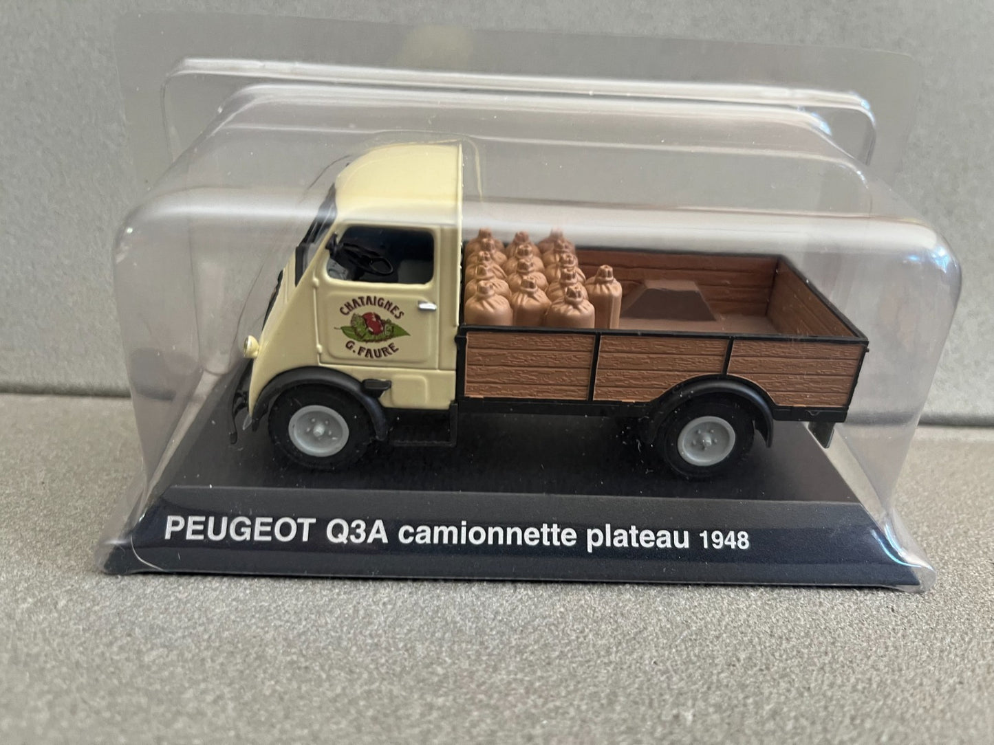 Voiture Miniature Peugeot Q3A Camionnette plateau 1948 Norev Hachette 1/43