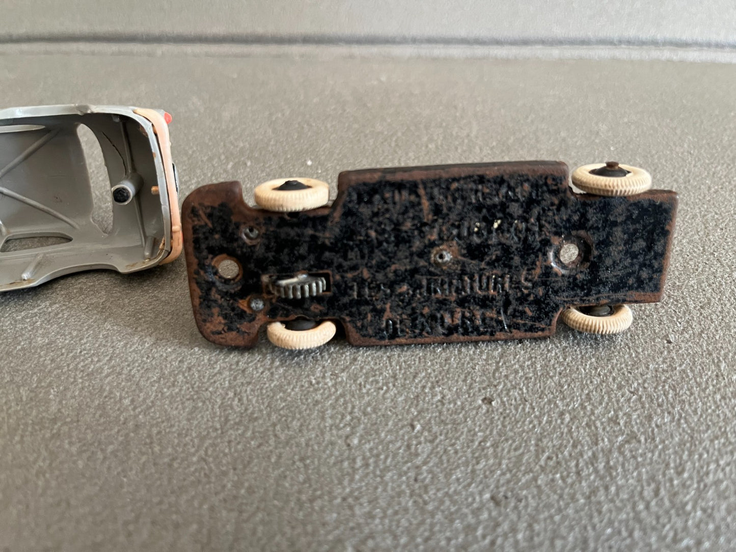 Voiture Miniature Ancienne Peugeot 403 Norev Plastique France Epave 1/43