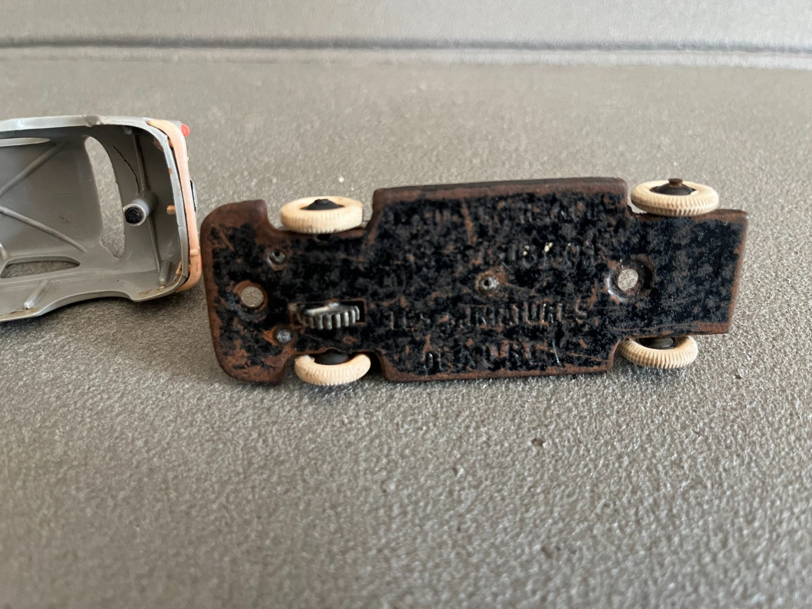 Voiture Miniature Ancienne Peugeot 403 Norev Plastique France Epave 1/43