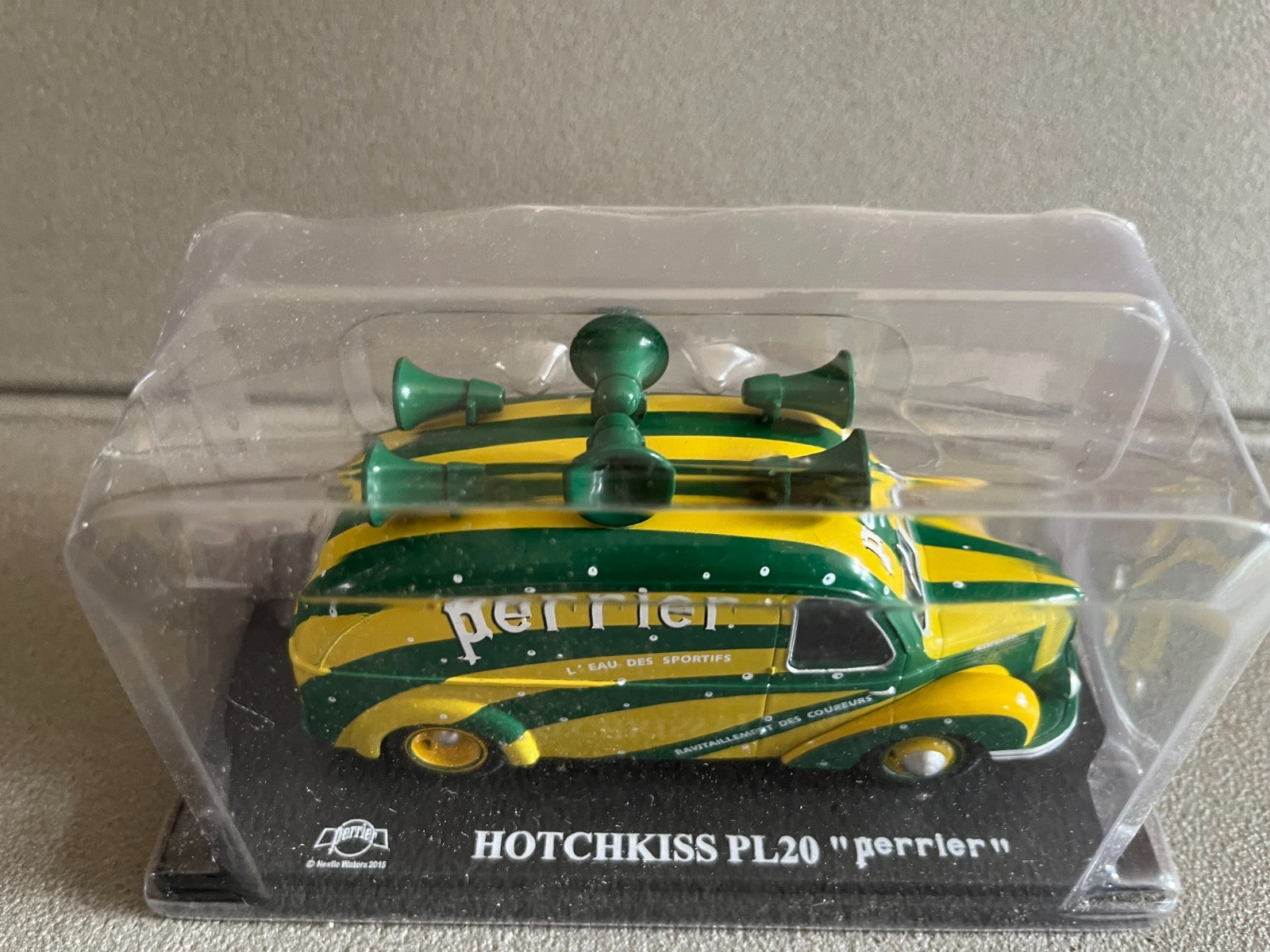 Voiture miniature Camion Hotchkiss PL20 Perrier Auto Plus Hachette 1/43