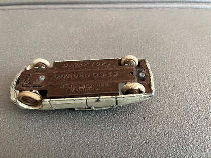 Ancienne Miniature Voiture Citroen DS 19 Dinky Toys Meccano France Epave