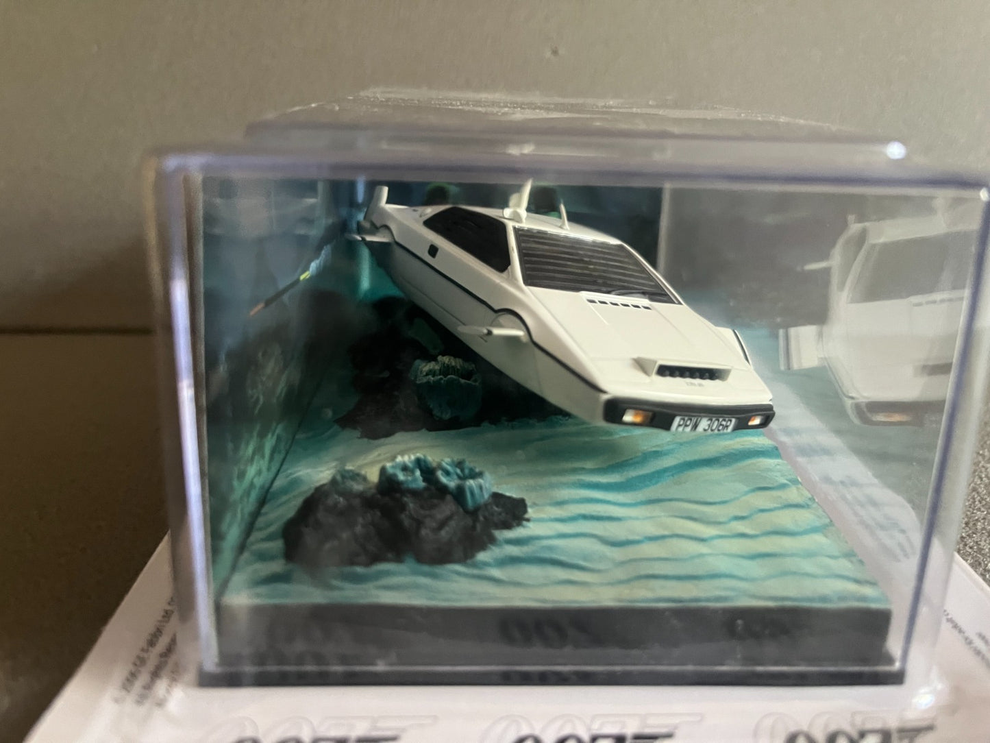 Voiture miniature Lotus Esprit The Spy Who Loved Me James Bond 007 1/43