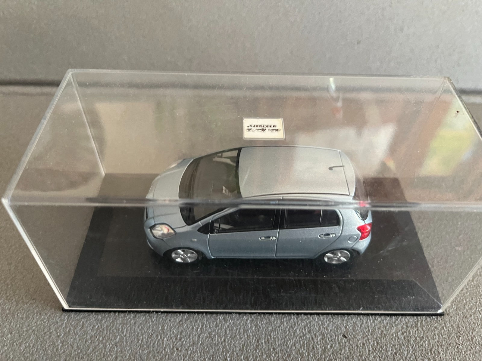 Voiture Miniature Toyota Yaris Minichamps au 1/43 Défauts