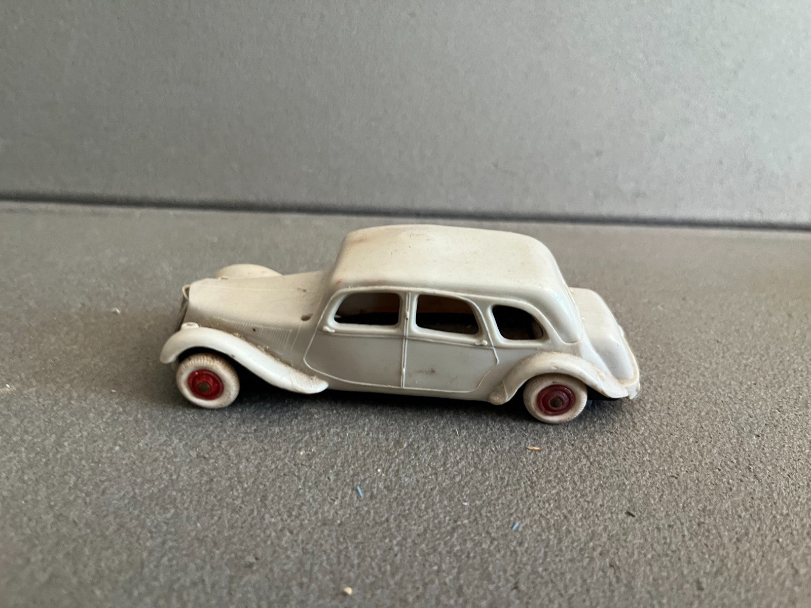 Ancienne Voiture Miniature Citroen Traction 15 Six Norev Plastique France Epave
