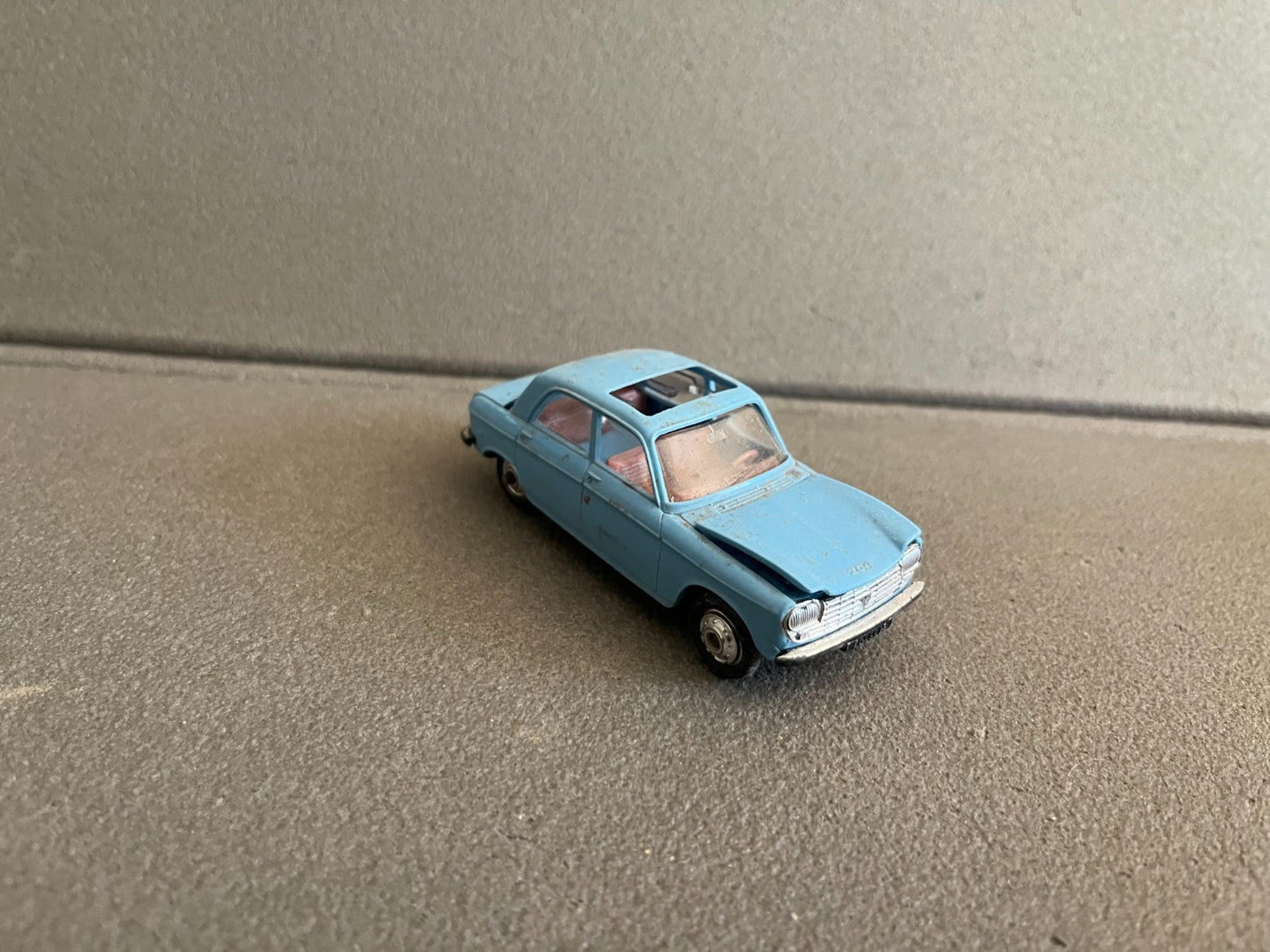 Ancienne Voiture Miniature Peugeot 204 Norev Plastique France Epave