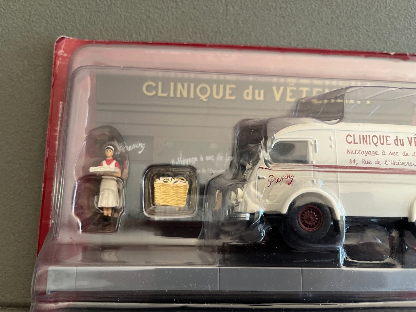 Voiture miniature Diorama Renault 206E Blanchisseuse Vetement Altaya 1/43