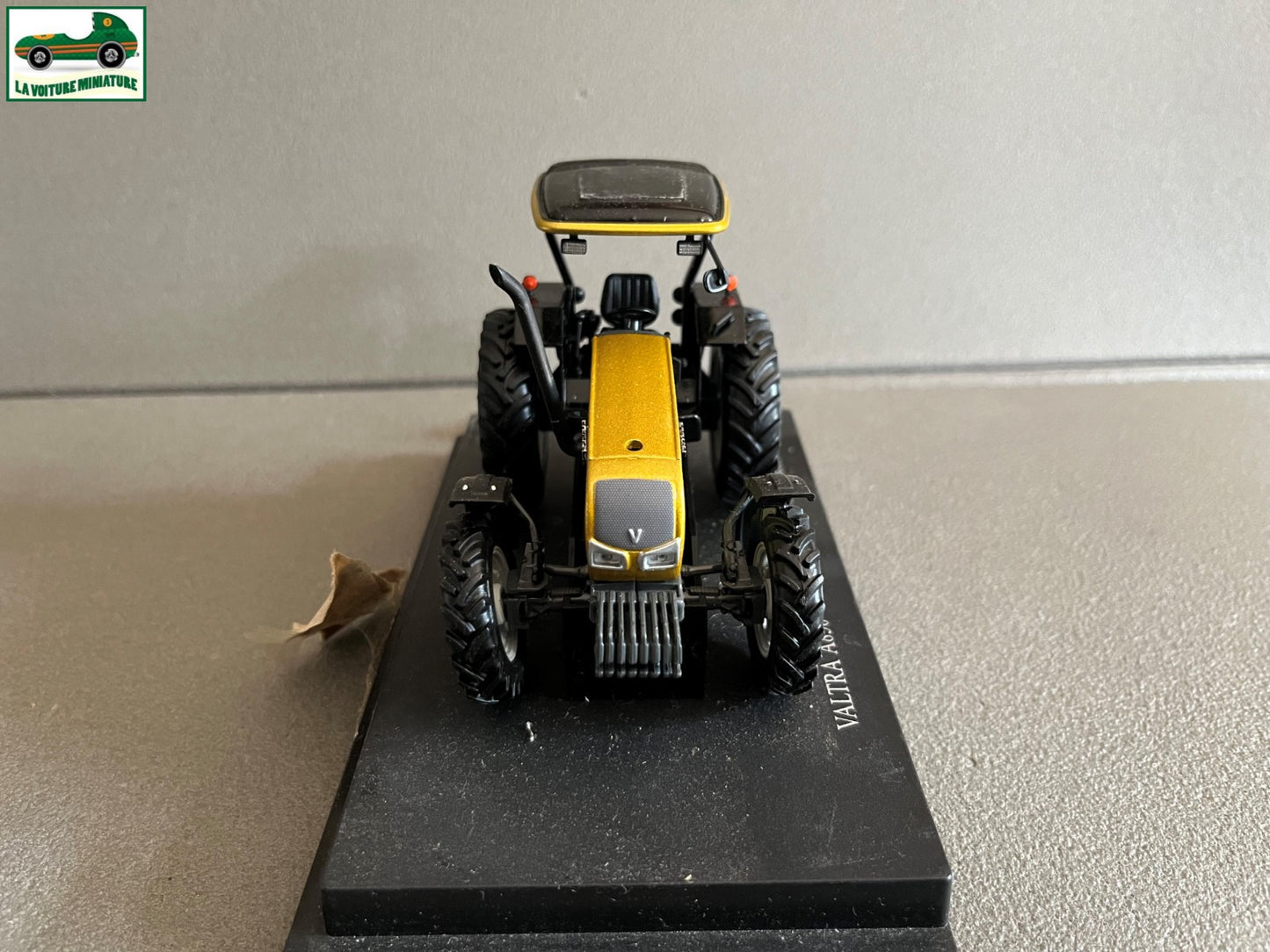 Voiture miniature Tracteur Agricole Valtra A850 Universal Hobbies 1/32