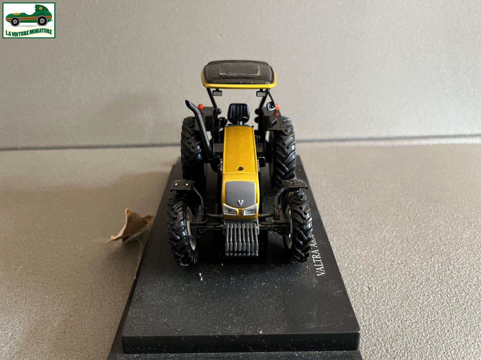 Voiture miniature Tracteur Agricole Valtra A850 Universal Hobbies 1/32