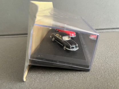 Voiture Miniature Duo Panhard Dyna Z12 1957 Taxi G7 Universal Hobbies 1/87 HO