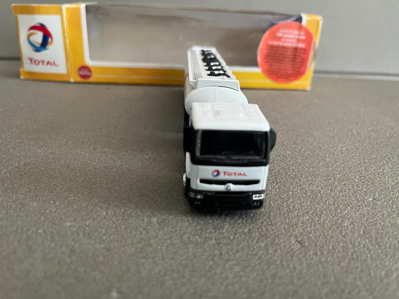 Voiture miniature Camion Semi Remorque Citerne Renault Premium Total Norev 1/87
