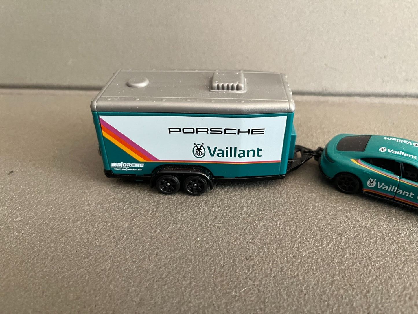 Voiture miniature Porsche Taycan + Remorque Vaillant Majorette au 1/63
