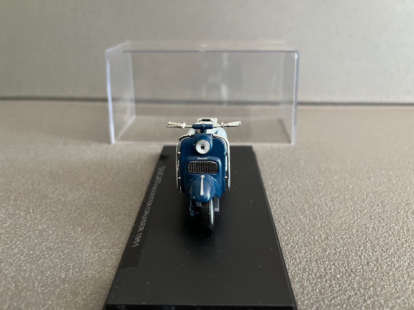 Moto miniature Italienne Ducati Scooter Cruiser 1951 1/24