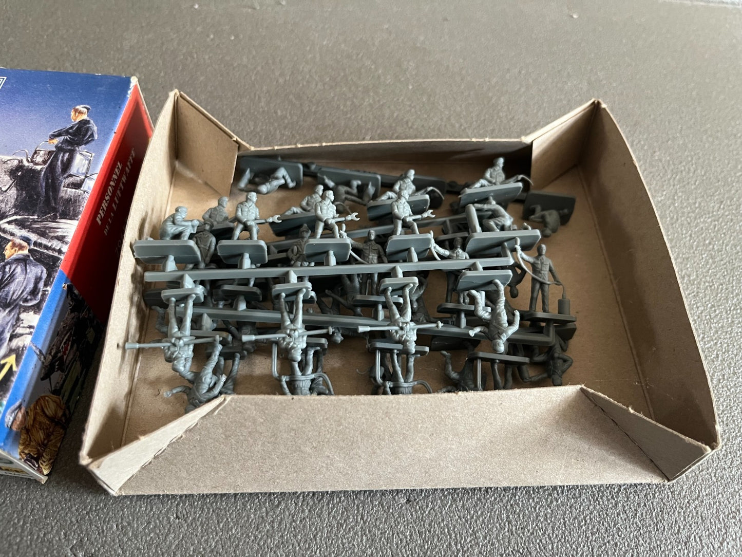 Maquette Militaire Figurine Soldat Personnel de la Luftwaffe Heller 1/72