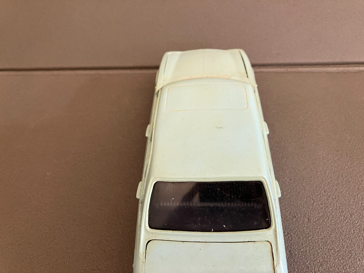 Ancienne Voiture miniature Plastique Peugeot 504 Friction Meccano 1/18