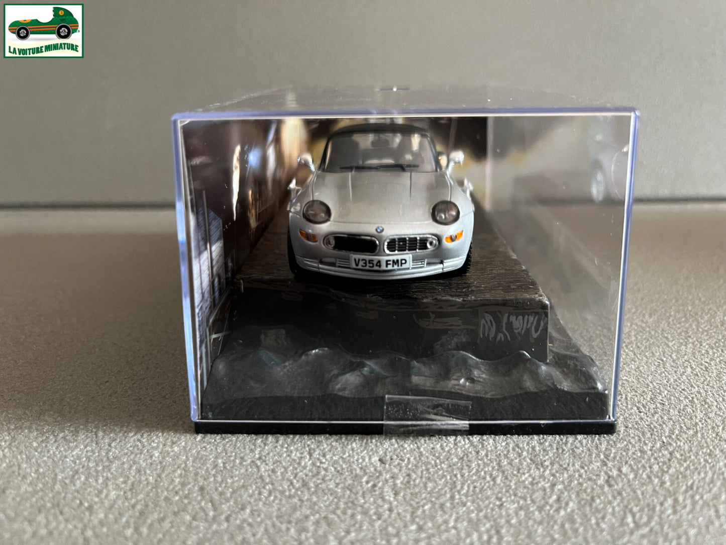 Voiture miniature BMW Z8 The World is not Enough James Bond 007 1/43
