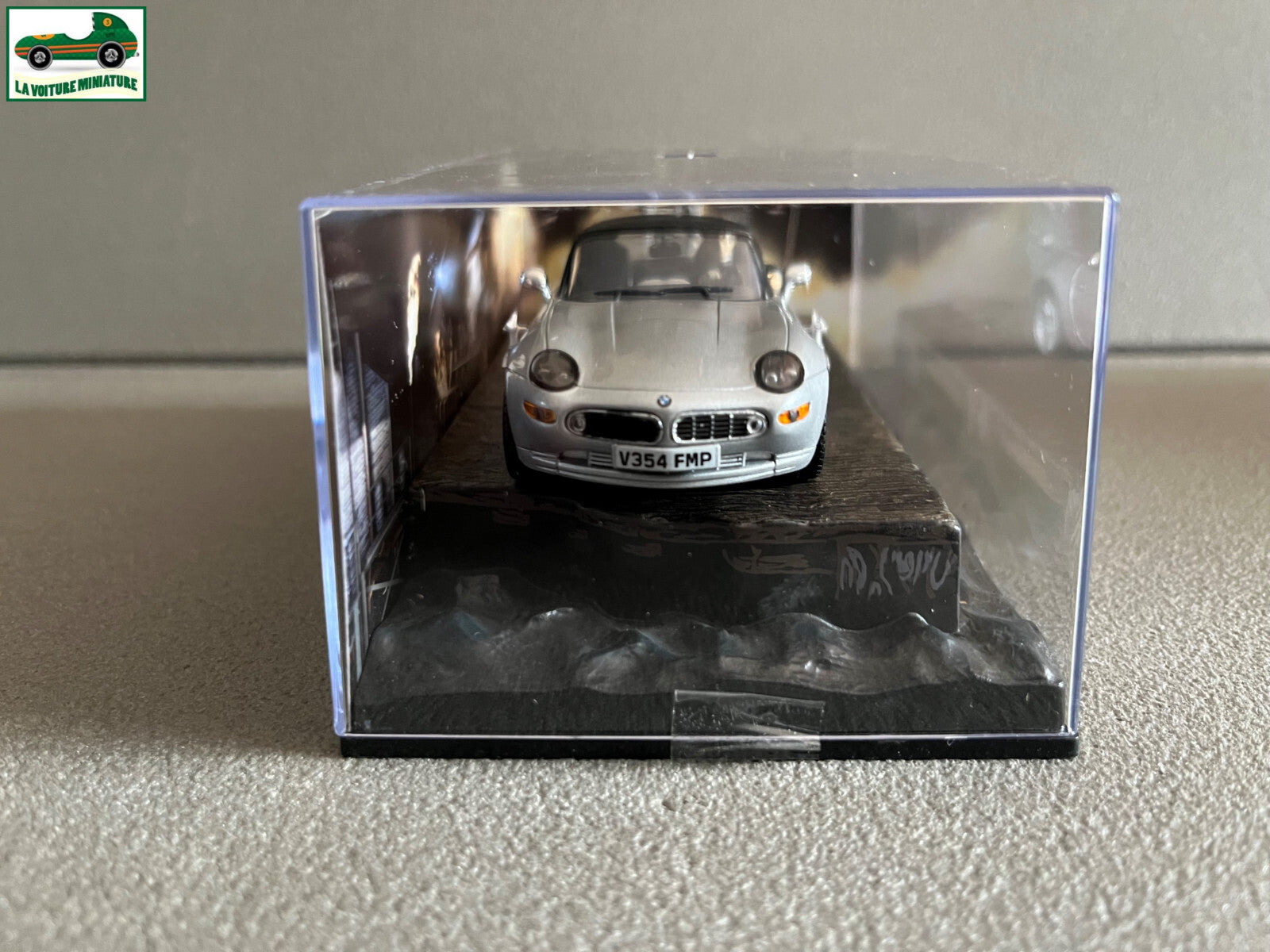 Voiture miniature BMW Z8 The World is not Enough James Bond 007 1/43