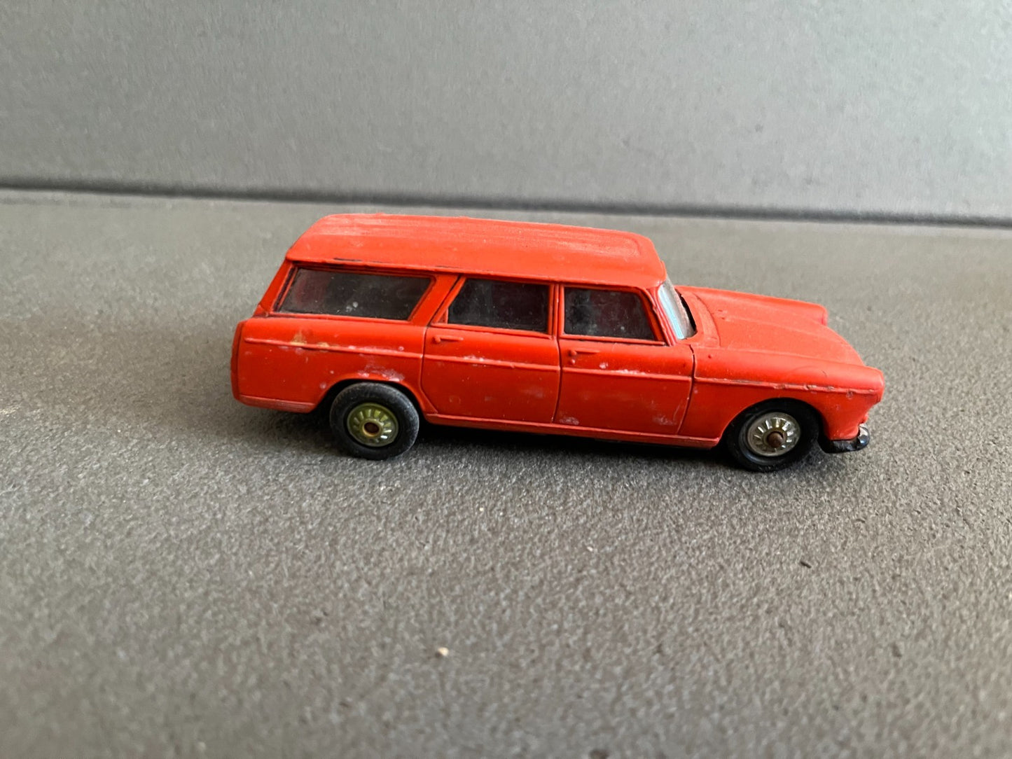 Ancienne Voiture Miniature Peugeot 404 Familiale Norev Plastique France Epave