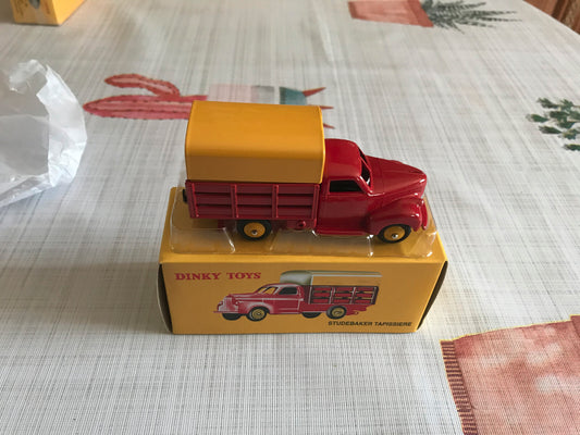 Voiture miniature Camion Studebaker Tapissiere Dinky Toys Atlas