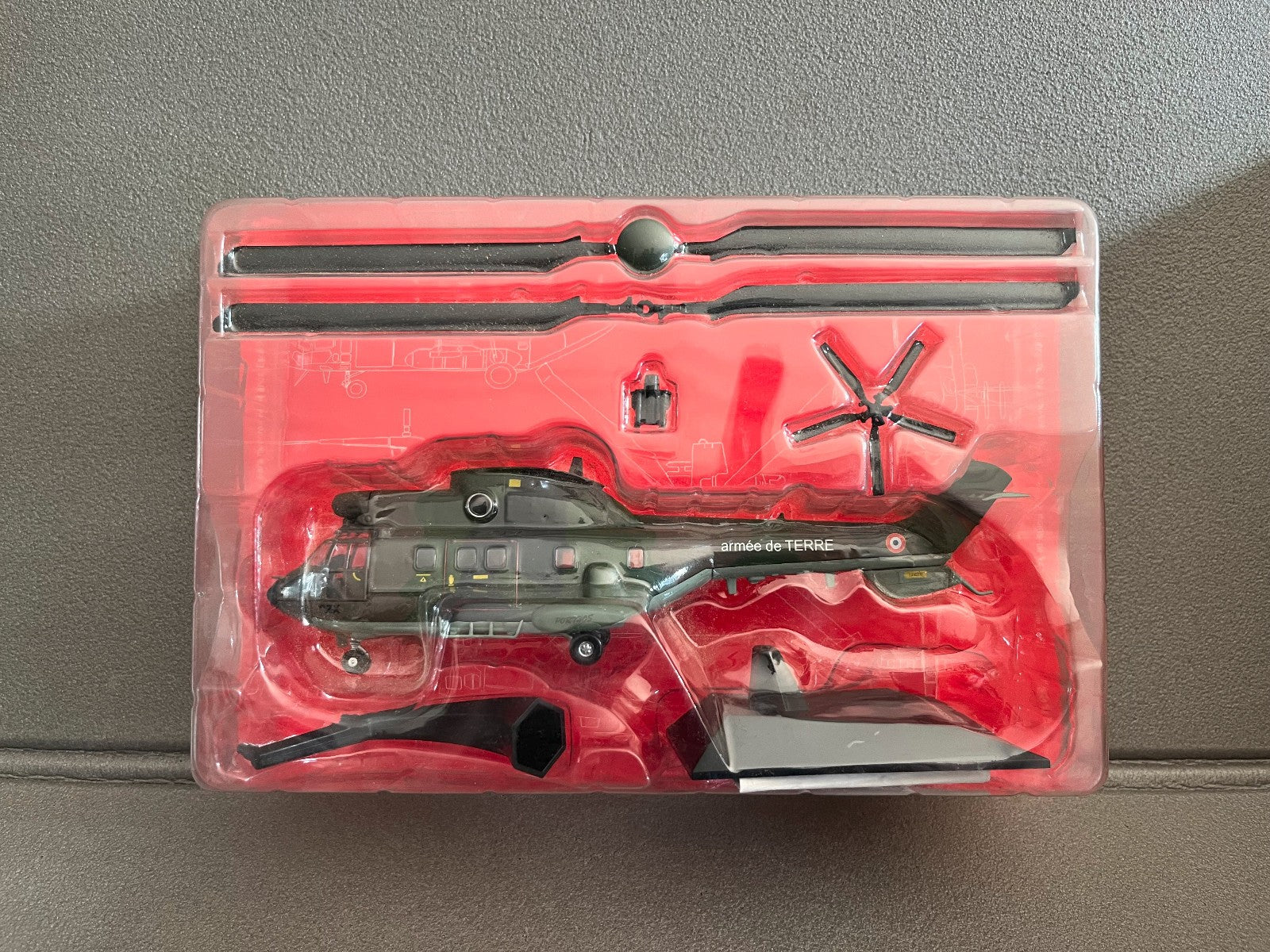 Hélicoptère de combat Miniature Aerospatial AS332 Super Puma Armée Terre 1/72