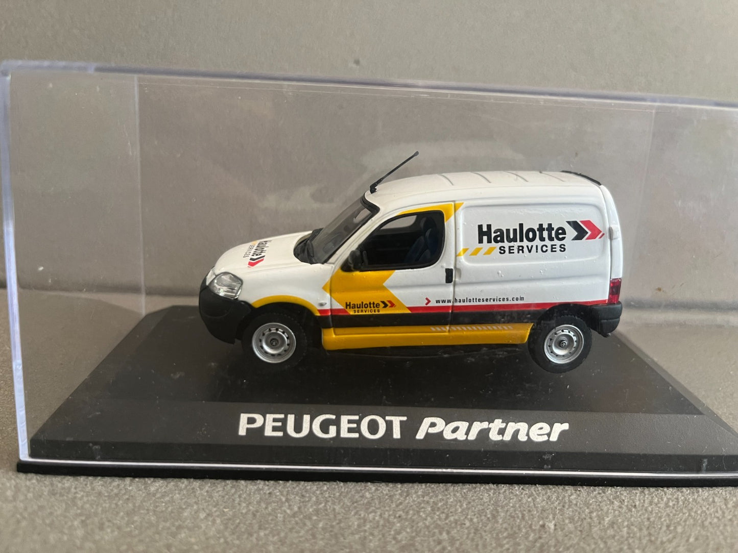 Voiture Miniature Peugeot Partner Haulotte Services Norev au 1/43 Défauts