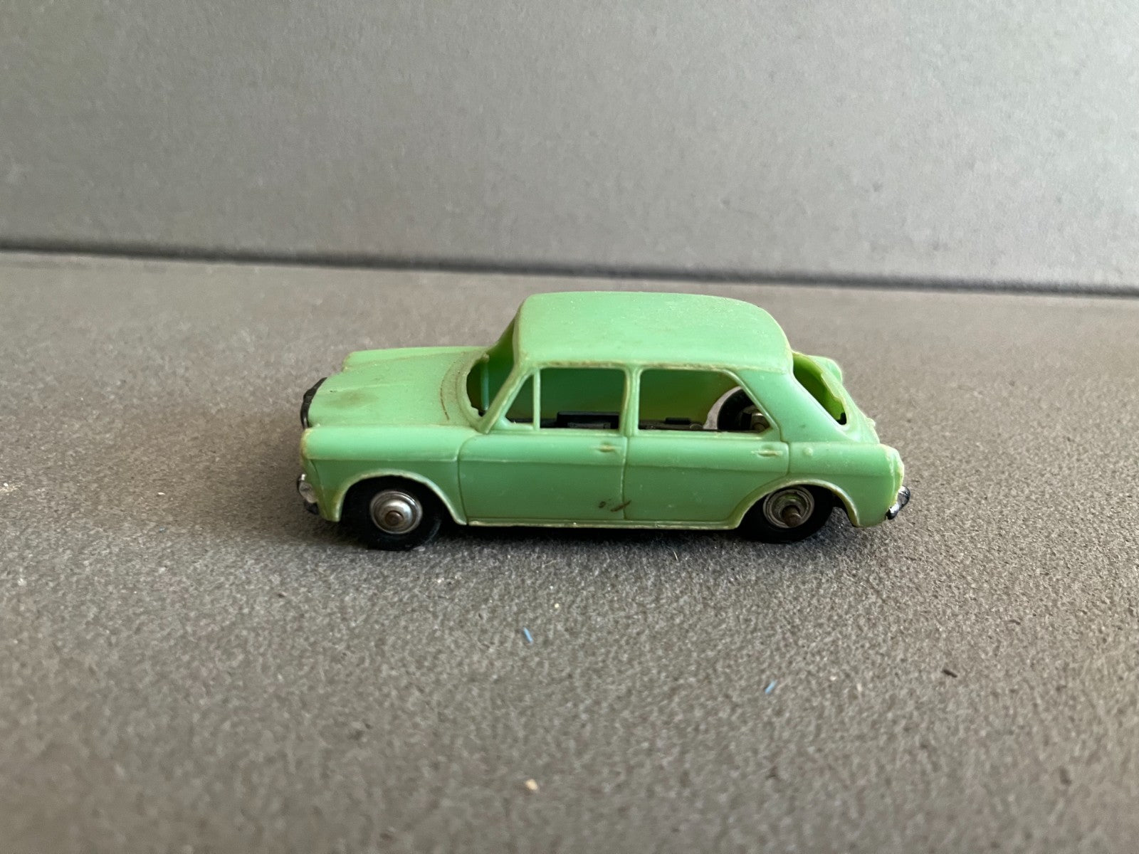 Ancienne Voiture Miniature Simca Chambord Norev Plastique France Epave